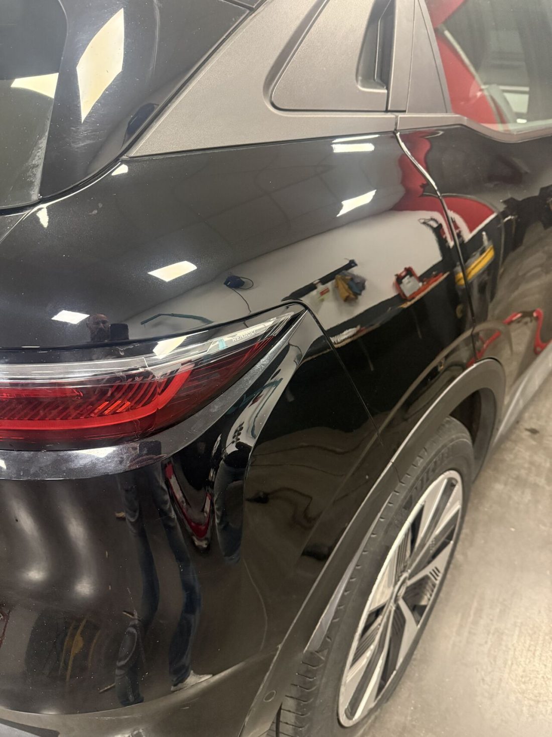 Aile arrière de Renault Mégane E-Tech remise en forme, après débosselage sans peinture à Pertuis
