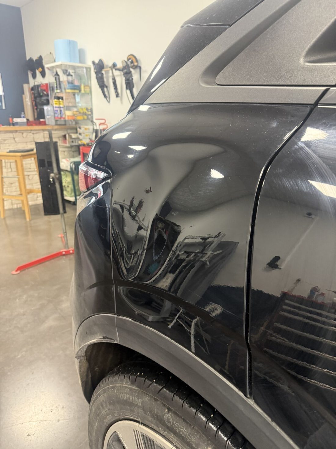 Aile arrière de Renault Mégane E-Tech enfoncée, avant débosselage sans peinture à Pertuis