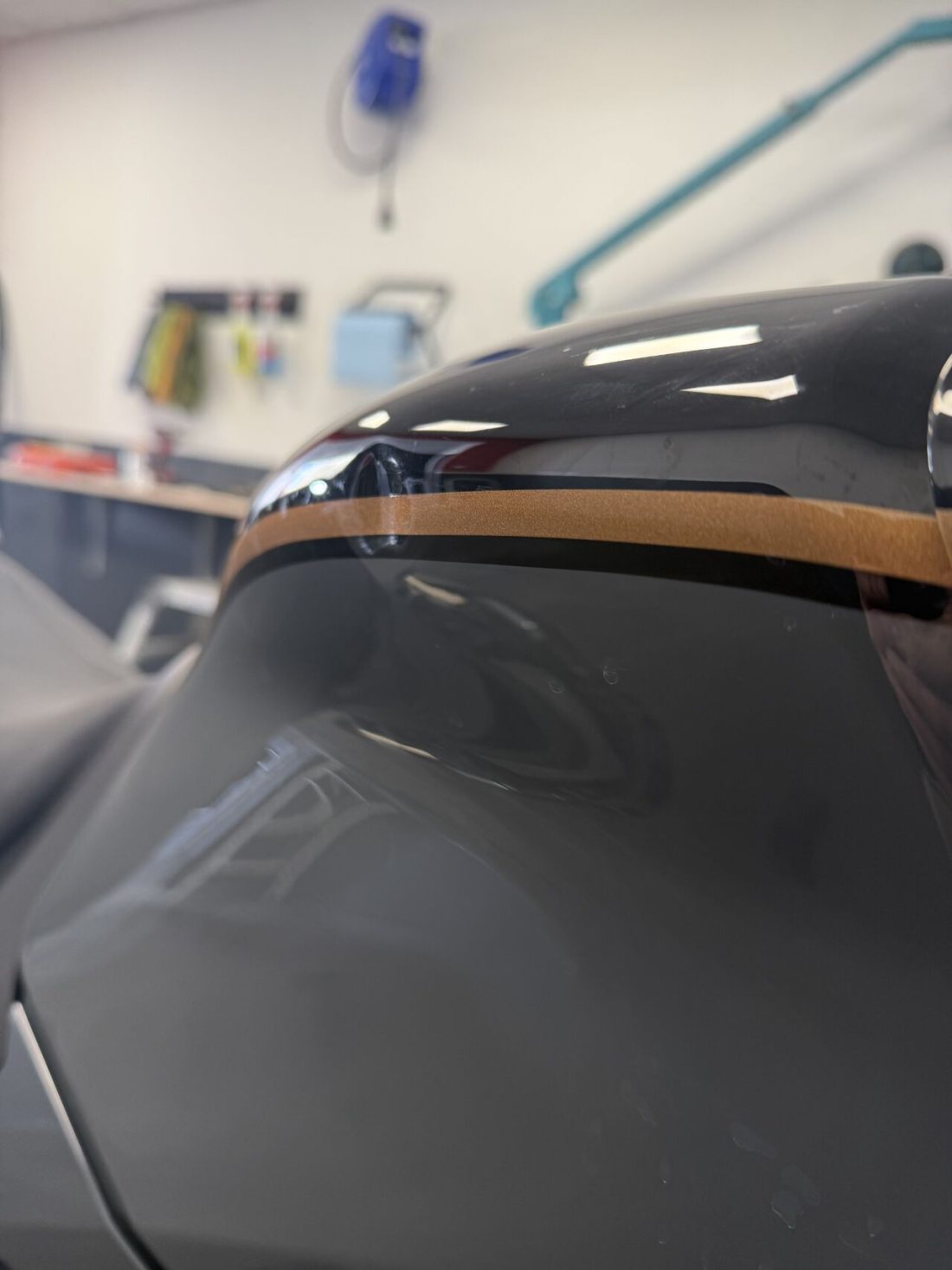 Bosse sur carrosserie de voiture avant réparation sans peinture à Pertuis